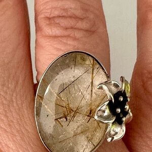 Elegant Silver and Cream Floral Ring